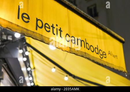 Una vista esterna del ristorante le Petit Cambodge di notte il 29 dicembre 2020 nel 10 ° arrondissement di Parigi, Francia. Il 13 novembre 2015 pistoleri hanno scatenato una volata di mitragliatrici in folle godendosi una serata fuori al ristorante uccidendo 3 persone. Foto di Julie Sebadelha/ABACAPRESS.COM Foto Stock