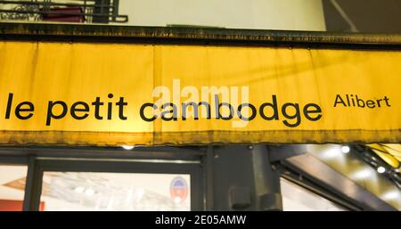 Una vista esterna del ristorante le Petit Cambodge di notte il 29 dicembre 2020 nel 10 ° arrondissement di Parigi, Francia. Il 13 novembre 2015 pistoleri hanno scatenato una volata di mitragliatrici in folle godendosi una serata fuori al ristorante uccidendo 3 persone. Foto di Julie Sebadelha/ABACAPRESS.COM Foto Stock