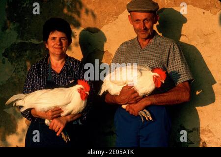 Contadino coupél in posa con il loro premio Winning Bresse Chickens in La provincia francese Bresse, Francia Foto Stock