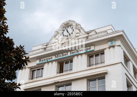 Biarritz, Francia - 23 dicembre 2020: Vista esterna della filiale locale della banca Michel Inchauspé (BAMI) di Biarritz Foto Stock