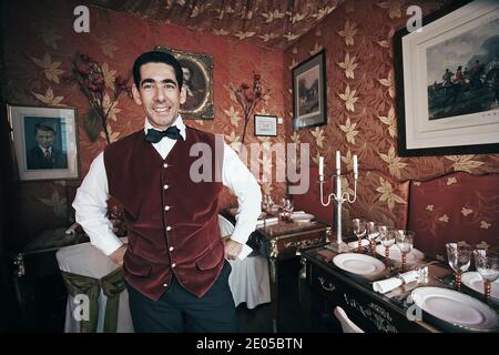 Un cameriere con papillon al ristorante Au Vieux, Parigi, Francia Foto Stock
