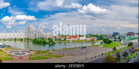 Minsk, Bielorussia, 26 luglio 2020: Vista panoramica aerea del centro storico della città con l'argine del fiume Svislach o Svislac e Traeckaje sobborgo Trinità Foto Stock
