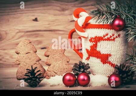 Bella tazza di Natale e gingerbread man sul tavolo di legno Foto Stock