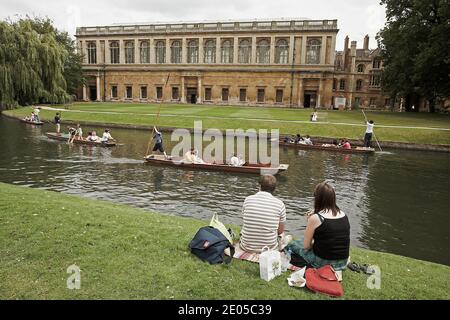 King's College e Punting lungo il fiume Cam, Cambridge, Regno Unito Foto Stock