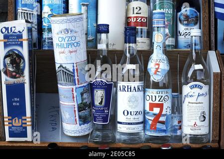Bottiglie di ouzo greco, bevanda alcolica tradizionale, Salonicco, Grecia Foto Stock