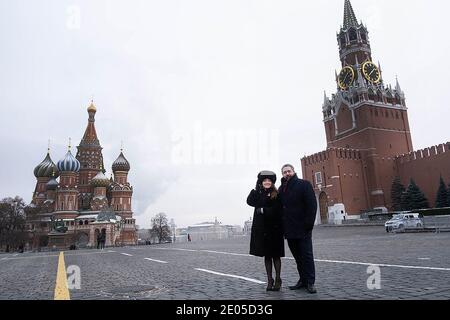 Sessione fotografica del Granduca Giorgio Mikhailovich di Russia (Georgi Mikhailovich Romanov) erede al trono di Russia pone con la sua compagna la signora Rebecca Virginia Bettarini sulla Piazza Rossa di Mosca, il 03 dicembre 2020 in Russia. La signorina Rebecca Virginia Bettarini si convertì a religiosi ortodossi, il 12 luglio 2020 nella Cattedrale di San Pietro e Paolo a San Pietroburgo. La signorina Rebecca Virginia Bettarini prese il nome di Victoria Romanovna. Foto di Dimitri Revenko/DNphotography/ABACAPRESS.COM Foto Stock