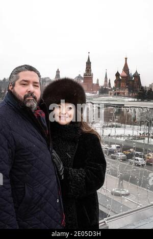 Sessione fotografica del Granduca Giorgio Mikhailovich di Russia (Georgi Mikhailovich Romanov) erede al trono di Russia pone con la sua compagna la signora Rebecca Virginia Bettarini sulla Piazza Rossa di Mosca, il 03 dicembre 2020 in Russia. La signorina Rebecca Virginia Bettarini si convertì a religiosi ortodossi, il 12 luglio 2020 nella Cattedrale di San Pietro e Paolo a San Pietroburgo. La signorina Rebecca Virginia Bettarini prese il nome di Victoria Romanovna. Foto di Dimitri Revenko/DNphotography/ABACAPRESS.COM Foto Stock