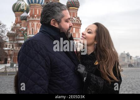 Sessione fotografica del Granduca Giorgio Mikhailovich di Russia (Georgi Mikhailovich Romanov) erede al trono di Russia pone con la sua compagna la signora Rebecca Virginia Bettarini sulla Piazza Rossa di Mosca, il 03 dicembre 2020 in Russia. La signorina Rebecca Virginia Bettarini si convertì a religiosi ortodossi, il 12 luglio 2020 nella Cattedrale di San Pietro e Paolo a San Pietroburgo. La signorina Rebecca Virginia Bettarini prese il nome di Victoria Romanovna. Foto di Dimitri Revenko/DNphotography/ABACAPRESS.COM Foto Stock