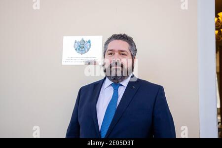 Il Granduca George Mikhailovich di Russia (Georgi Mikhailovich Romanov) erede al trono di Russia pone di fronte alla targa di fondazione Dietsky Hospice de domodedovo, il 17 marzo 2020 a Moscou, Russia.Photo via DNphotography/ABACAPRESS.COM Foto Stock