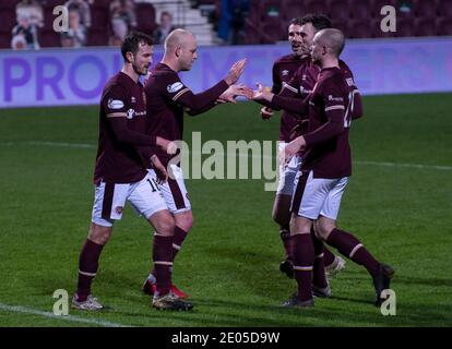 Campionato scozzese - cuore di Midlothian / Arbroath. Tynecastle Park, Edimburgo, Midlothian, Regno Unito. 29 Dic 2020. I cuori ospitano Arbroath nel Campionato Scozzese al Tynecastle Park di Edimburgo. PIC mostra: Hearts' Right Winger, Steven Naismith, viene mollato dai compagni di squadra dopo aver segnato il suo 3° goal della partita per mettere il lato di casa 3-0 davanti. Credit: Ian Jacobs/Alamy Live News Foto Stock