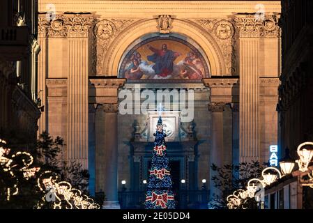 Basilica di Santo Stefano a natale. Splendido albero di natale gigante è lì. Ha creato un bell'atmosfera che il posto Foto Stock