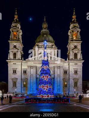 Basilica di Santo Stefano a natale. Splendido albero di natale gigante è lì. Ha creato un bell'atmosfera che il posto Foto Stock