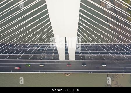 Il Ponte sul Fiume Nanjing Jiangxinzhou Yangtze con 'Ponte e tunnel' si apre al traffico nell'Isola di Jiangxing, nella Citta' di Nanjing, nel Jiangsu della Cina orientale Foto Stock