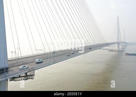 Il Ponte sul Fiume Nanjing Jiangxinzhou Yangtze con 'Ponte e tunnel' si apre al traffico nell'Isola di Jiangxing, nella Citta' di Nanjing, nel Jiangsu della Cina orientale Foto Stock