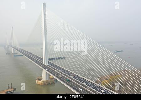Il Ponte sul Fiume Nanjing Jiangxinzhou Yangtze con 'Ponte e tunnel' si apre al traffico nell'Isola di Jiangxing, nella Citta' di Nanjing, nel Jiangsu della Cina orientale Foto Stock