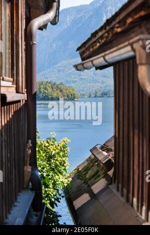 Guarda il lago Hallstatt attraverso uno stretto divario tra due case Foto Stock