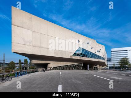 Il Phaeno Science Center è un museo dei fenomeni di Wolfsburg. Progettato dall'architetto Zaha Hadid, si erge su dieci massicci coni. Phæno aperto nel 2005. Foto Stock