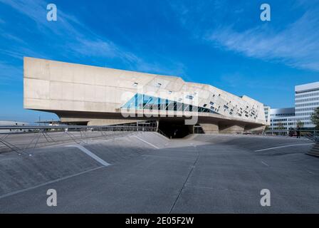 Il Phaeno Science Center è un museo dei fenomeni di Wolfsburg. Progettato dall'architetto Zaha Hadid, si erge su dieci massicci coni. Phæno aperto nel 2005. Foto Stock