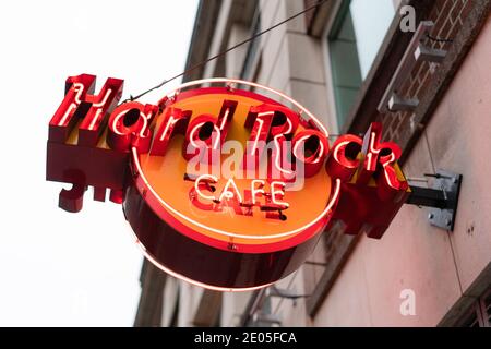 Un cartello al neon Hard Rock Cafe nella città di Dublino, Irlanda. Foto Stock