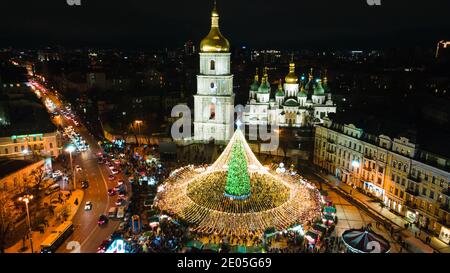 Kiev, Ucraina - 28 dicembre 2020: tre di Natale decorata su piazza Sofiivska. Foto Stock