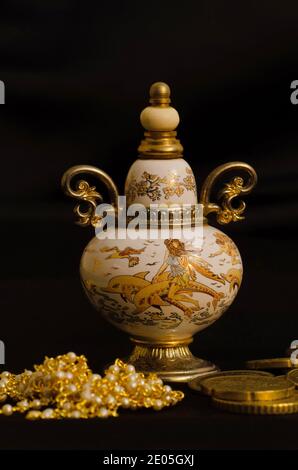 Piccola bottiglia decorativa d'epoca di profumo attar o colonia ON Sfondo nero Foto Stock