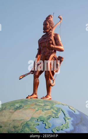 21ft statua alta del Signore Parshuram che sta in piedi su metà terra, cava dall'interno utilizzata per la meditazione, Burondi villaggio, Dapoli Foto Stock