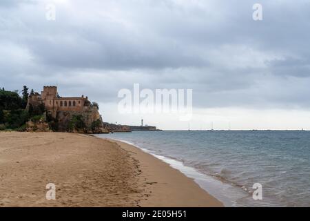 Ferragudo, Portogallo - 27 dicembre 2020: Il castello di Castelo de Sao Joao de Arade a Ferragudo Foto Stock