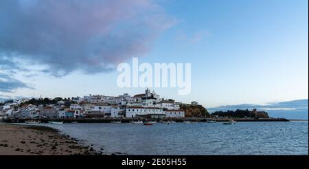 Ferragudo, Portogallo - 27 Dicembre 2020: Vista del pittoresco villaggio di pescatori di Ferragudo sulla costa dell'Algarve del Portogallo Foto Stock