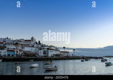 Ferragudo, Portogallo - 27 Dicembre 2020: Vista del pittoresco villaggio di pescatori di Ferragudo sulla costa dell'Algarve del Portogallo Foto Stock