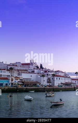 Ferragudo, Portogallo - 27 Dicembre 2020: Vista del pittoresco villaggio di pescatori di Ferragudo sulla costa dell'Algarve del Portogallo Foto Stock