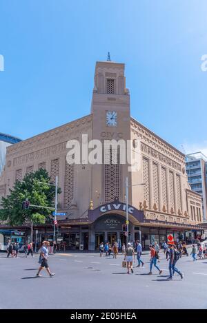 AUCKLAND, NUOVA ZELANDA, 20 FEBBRAIO 2020: La gente passa il teatro civico nel centro di Auckland, Nuova Zelanda Foto Stock