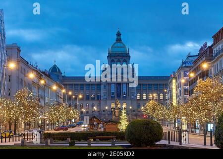 Il 26 dicembre 2020 si osserva un'alba su vuota piazza Venceslao deserta a Praga, nella Repubblica Ceca, senza la solita folla di turisti. Il governo Foto Stock