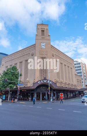 AUCKLAND, NUOVA ZELANDA, 19 FEBBRAIO 2020: La gente passa il teatro civico nel centro di Auckland, Nuova Zelanda Foto Stock