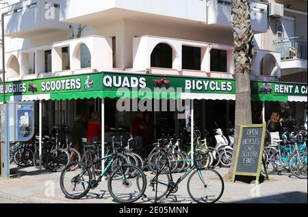 KOS, GRECIA-MAGGIO 12:turisti che affittano le biciclette da un negozio locale.maggio 12,2019 in Kos, Grecia Foto Stock