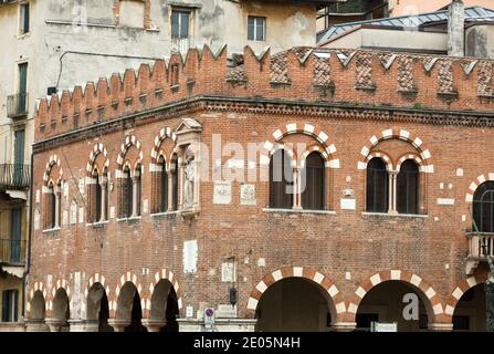 La Domus Mercatorum con le merellazioni e il portico di Verona. Italia Foto Stock