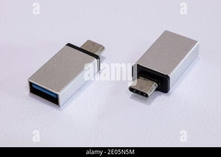 Piccolo adattatore OTG per l'uso di dispositivi USB tramite una cella micro usb del telefono Foto Stock