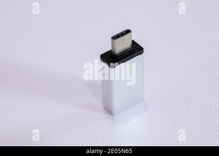 Piccolo adattatore OTG per l'uso di dispositivi USB tramite una cella micro usb del telefono Foto Stock