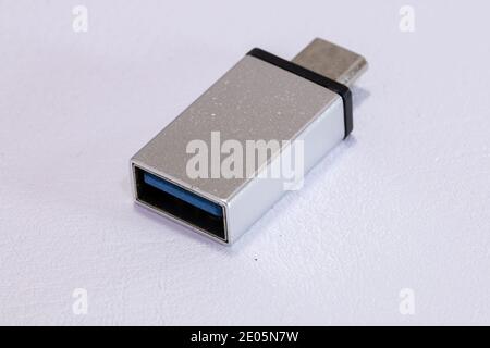 Piccolo adattatore OTG per l'uso di dispositivi USB tramite una cella micro usb del telefono Foto Stock