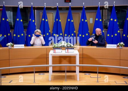 Bruxelles, Belgio. 30 dicembre 2020. Il presidente della Commissione europea Ursula von der Leyen e il presidente del Consiglio dell'Unione europea Charles Michel durante una cerimonia di firma dell'accordo commerciale e di cooperazione UE-Regno Unito, tenutasi a Bruxelles (Belgio) il 30 dicembre 2020. Credit: ALEXANDROS MICHAILIDIS/Alamy Live News Foto Stock