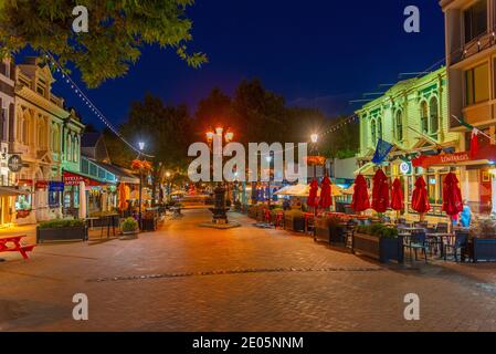 NELSON, NUOVA ZELANDA, 4 FEBBRAIO 2020: Vista notturna di Trafalgar Street nel centro di Nelson, Nuova Zelanda Foto Stock