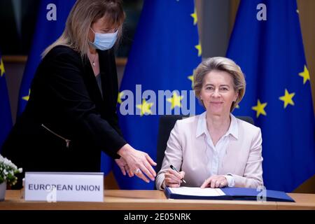 Bruxelles, Belgio. 30 dicembre 2020. Il presidente della Commissione europea Ursula von der Leyen e il presidente del Consiglio dell'Unione europea Charles Michel durante una cerimonia di firma dell'accordo commerciale e di cooperazione UE-Regno Unito, tenutasi a Bruxelles (Belgio) il 30 dicembre 2020. Credit: ALEXANDROS MICHAILIDIS/Alamy Live News Foto Stock