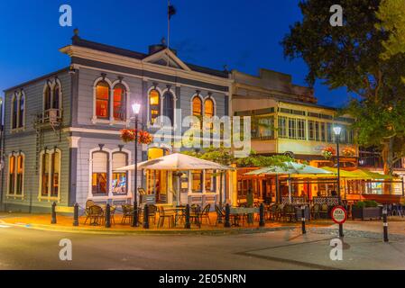 NELSON, NUOVA ZELANDA, 4 FEBBRAIO 2020: Vista notturna di Trafalgar Street nel centro di Nelson, Nuova Zelanda Foto Stock