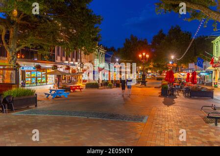 NELSON, NUOVA ZELANDA, 4 FEBBRAIO 2020: Vista notturna di Trafalgar Street nel centro di Nelson, Nuova Zelanda Foto Stock