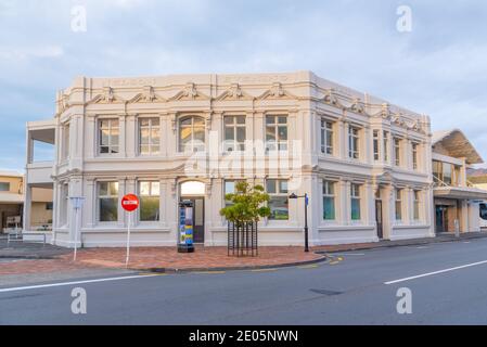 NELSON, NUOVA ZELANDA, 4 FEBBRAIO 2020: Vista al tramonto dell'edificio serale di Nelson nel centro di Nelson, Nuova Zelanda Foto Stock