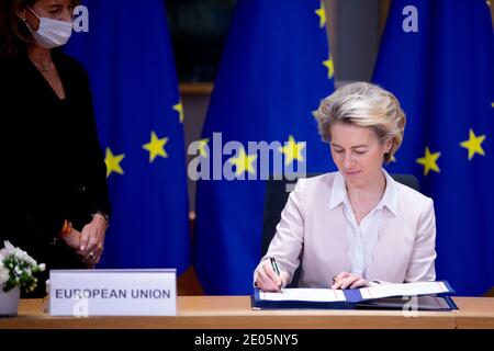 Bruxelles, Belgio. 30 dicembre 2020. Il presidente della Commissione europea Ursula von der Leyen e il presidente del Consiglio dell'Unione europea Charles Michel durante una cerimonia di firma dell'accordo commerciale e di cooperazione UE-Regno Unito, tenutasi a Bruxelles (Belgio) il 30 dicembre 2020. Credit: ALEXANDROS MICHAILIDIS/Alamy Live News Foto Stock