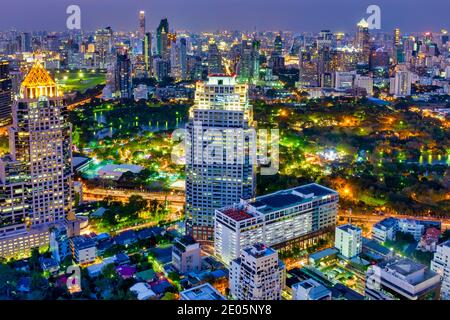 Vista del Parco Lumphinee dal Moon Bar del Banyan Tree Hotel, Bangkok, Thailandia Foto Stock