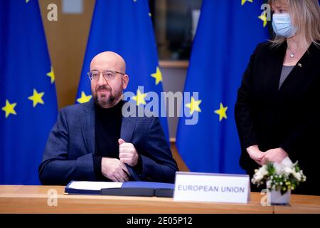 Bruxelles, Belgio. 30 dicembre 2020. Il presidente della Commissione europea Ursula von der Leyen e il presidente del Consiglio dell'Unione europea Charles Michel durante una cerimonia di firma dell'accordo commerciale e di cooperazione UE-Regno Unito, tenutasi a Bruxelles (Belgio) il 30 dicembre 2020. Credit: ALEXANDROS MICHAILIDIS/Alamy Live News Foto Stock