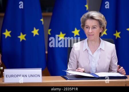 Bruxelles, Belgio. 30 dicembre 2020. Il presidente della Commissione europea Ursula von der Leyen e il presidente del Consiglio dell'Unione europea Charles Michel durante una cerimonia di firma dell'accordo commerciale e di cooperazione UE-Regno Unito, tenutasi a Bruxelles (Belgio) il 30 dicembre 2020. Credit: ALEXANDROS MICHAILIDIS/Alamy Live News Foto Stock