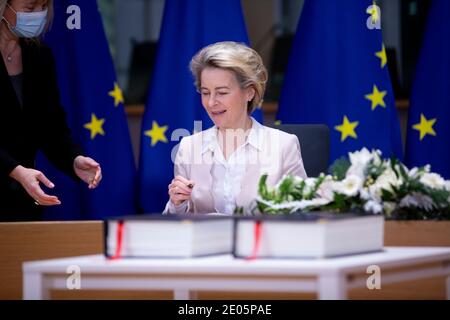 Bruxelles, Belgio. 30 dicembre 2020. Il presidente della Commissione europea Ursula von der Leyen e il presidente del Consiglio dell'Unione europea Charles Michel durante una cerimonia di firma dell'accordo commerciale e di cooperazione UE-Regno Unito, tenutasi a Bruxelles (Belgio) il 30 dicembre 2020. Credit: ALEXANDROS MICHAILIDIS/Alamy Live News Foto Stock