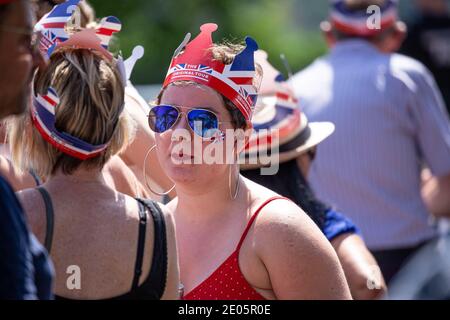 Donna che indossa un cappello a bandiera Union Jack guardando il matrimonio del Principe Harry e di Meghan Markle che si è tenuto il 19 maggio 2018 al Castello di Windsor, Regno Unito. Foto Stock